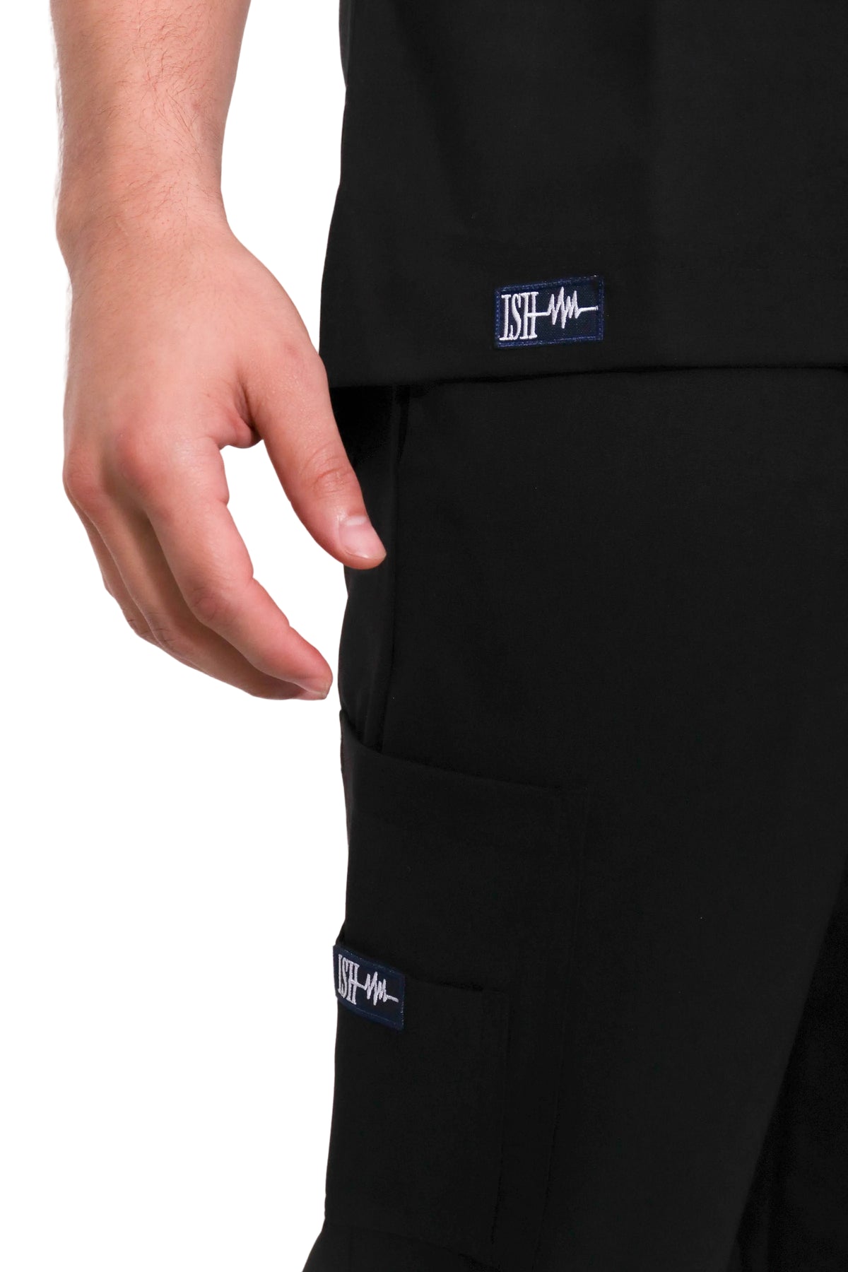 Close up del detalle de un scrub negro con su pantalona conjunto del estilo Noir de ISH Outfitters