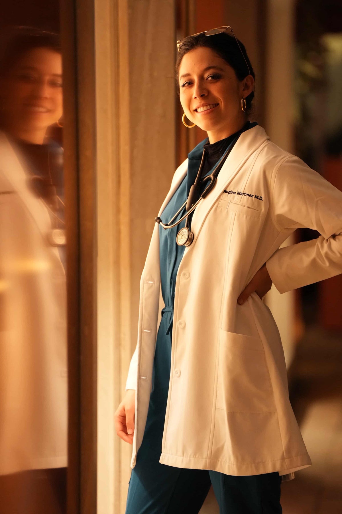 Doctora con scrub y bata cómoda