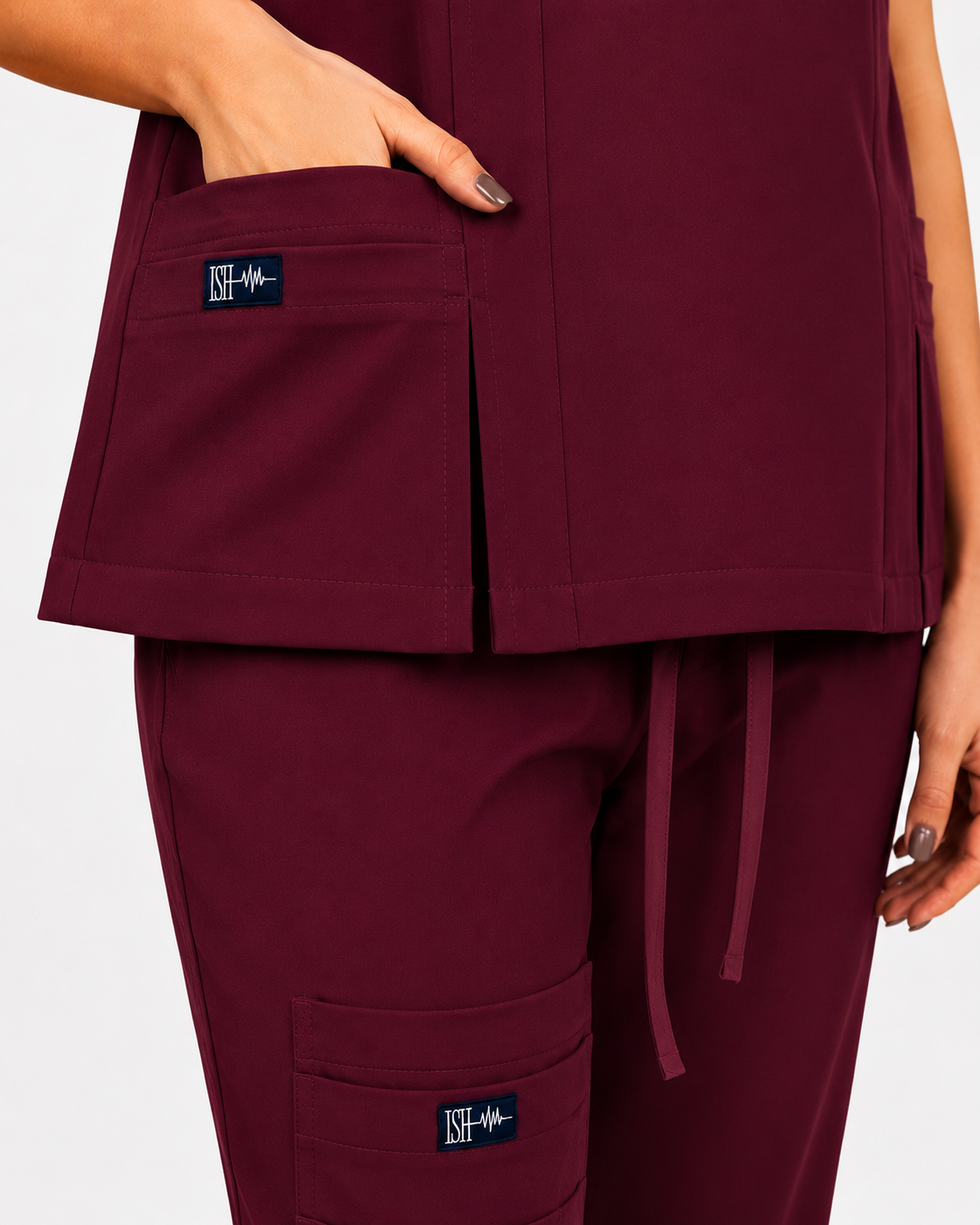 Detalle del bolsillo del top scrub Burgundy color vino.