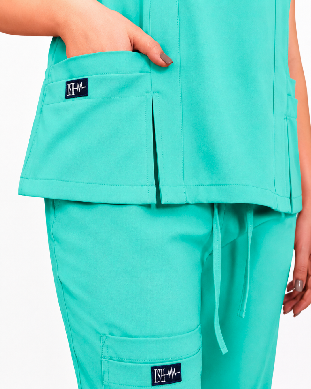 Detalle del bolsillo del top scrub Menthe azul vibrante.