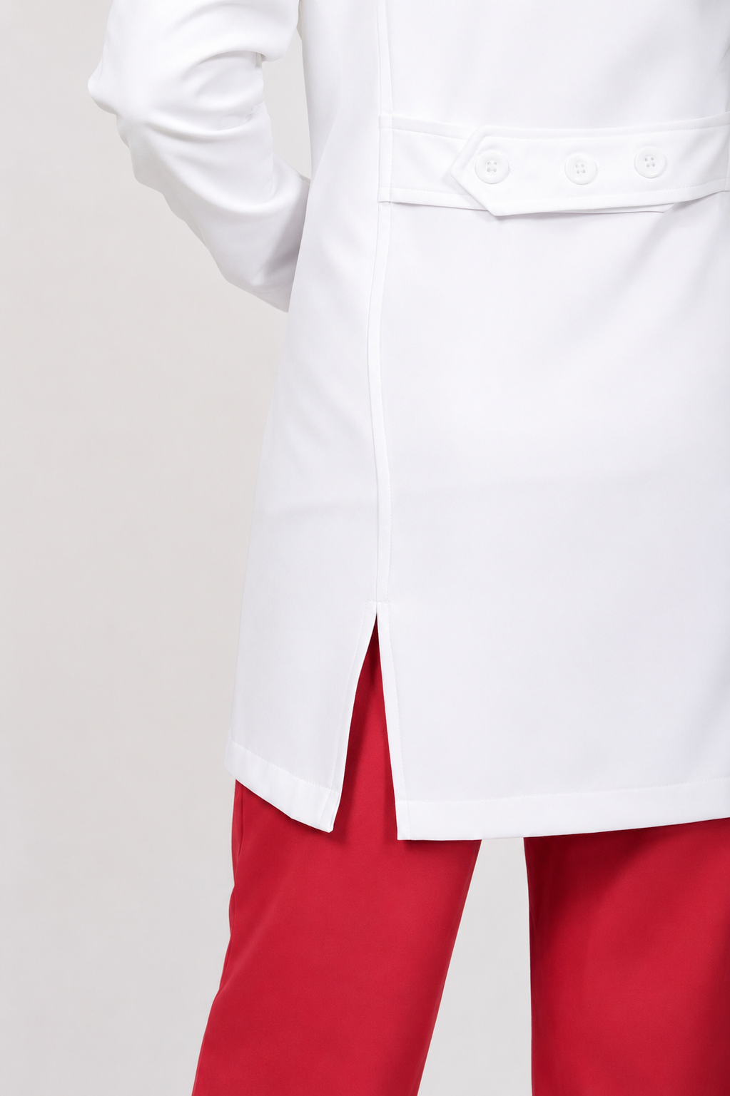 Acabados y costuras de bata médica por ISH Ourfitters.