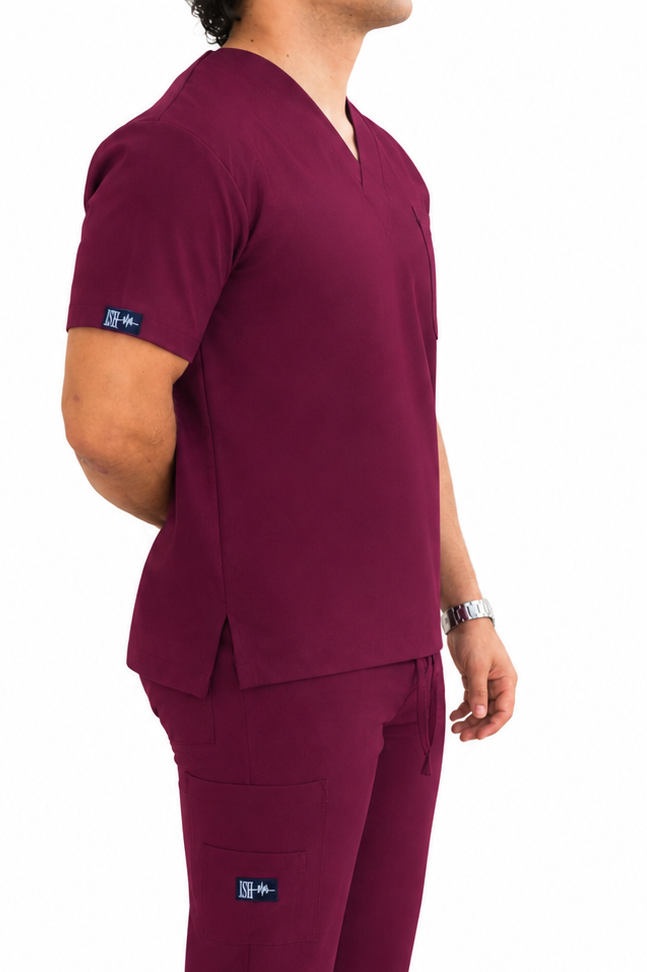 Detalle de scrub Burgundy para caballero de ISH Outfitters destacando la calidad de la tela, acabados premium y diseño profesional.