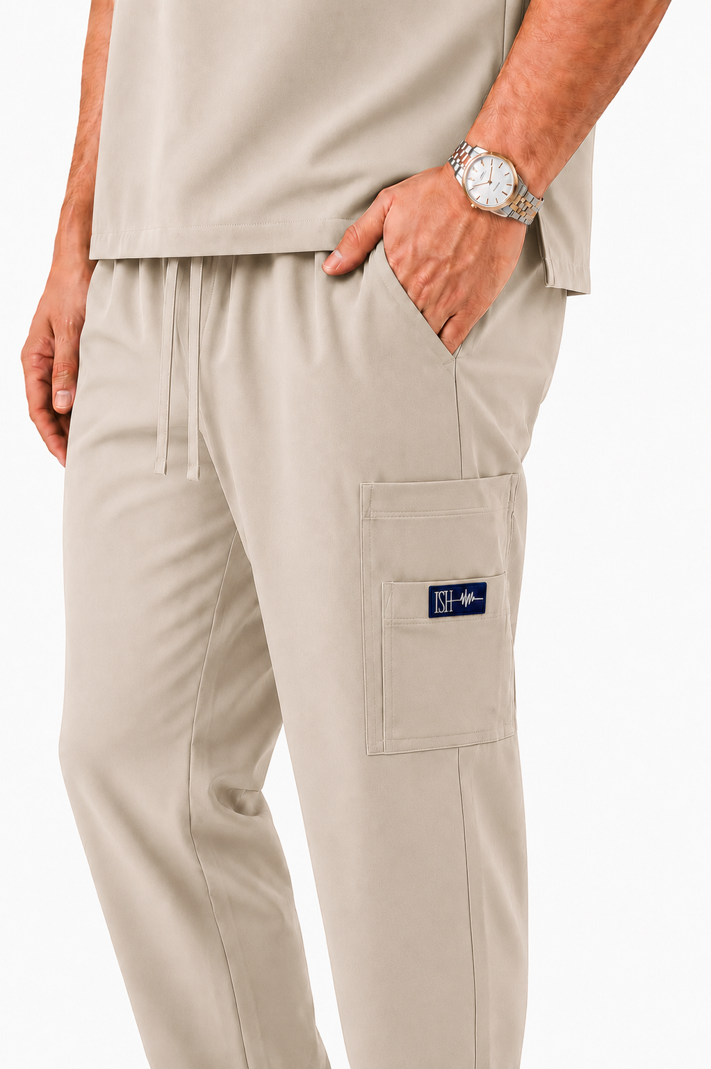 Detalle frontal del pantalón scrub Sahara beige.