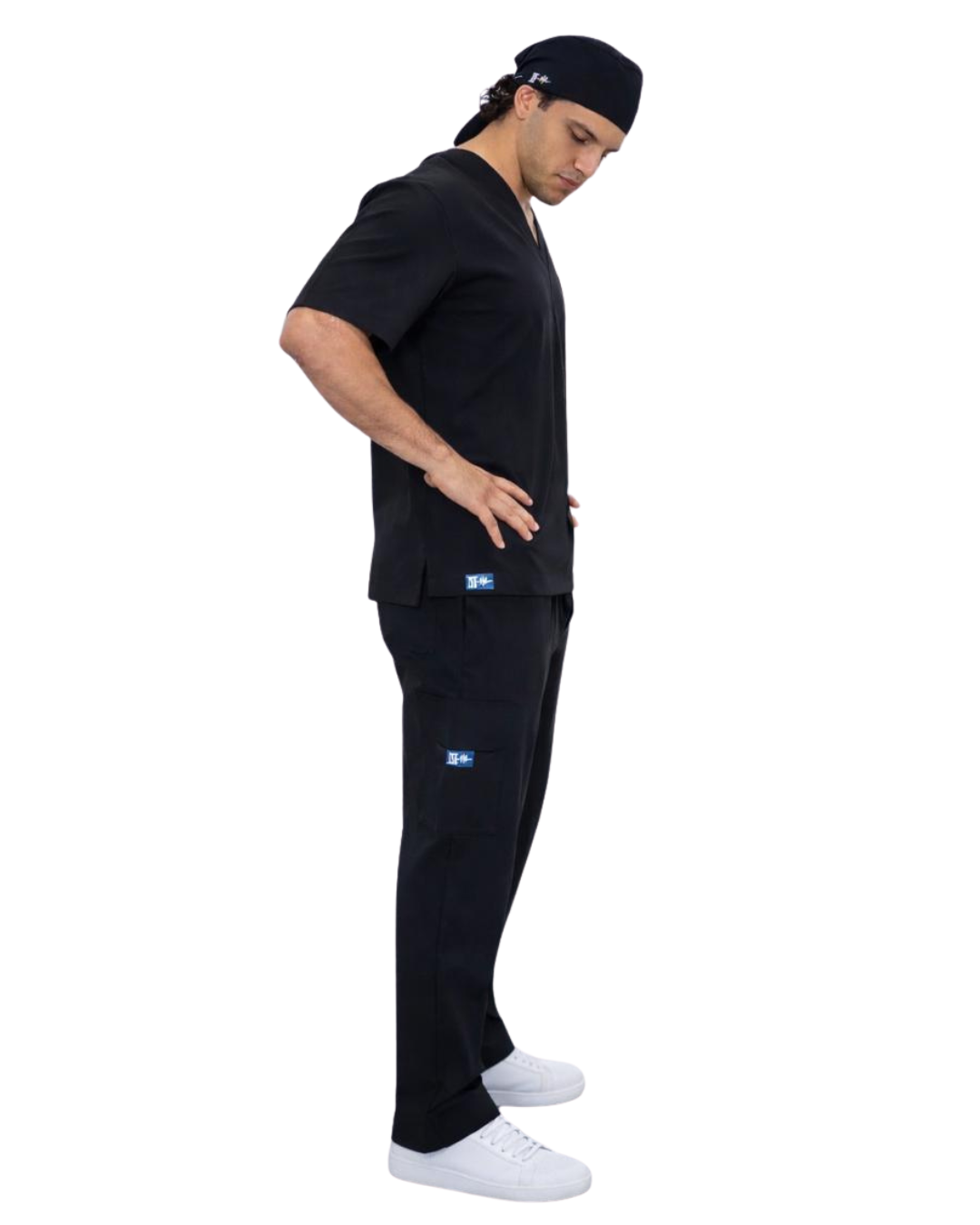 Doctor usando scrub Noir negro para caballero de ISH Outfitters con diseño premium, elegancia y comodidad superior.