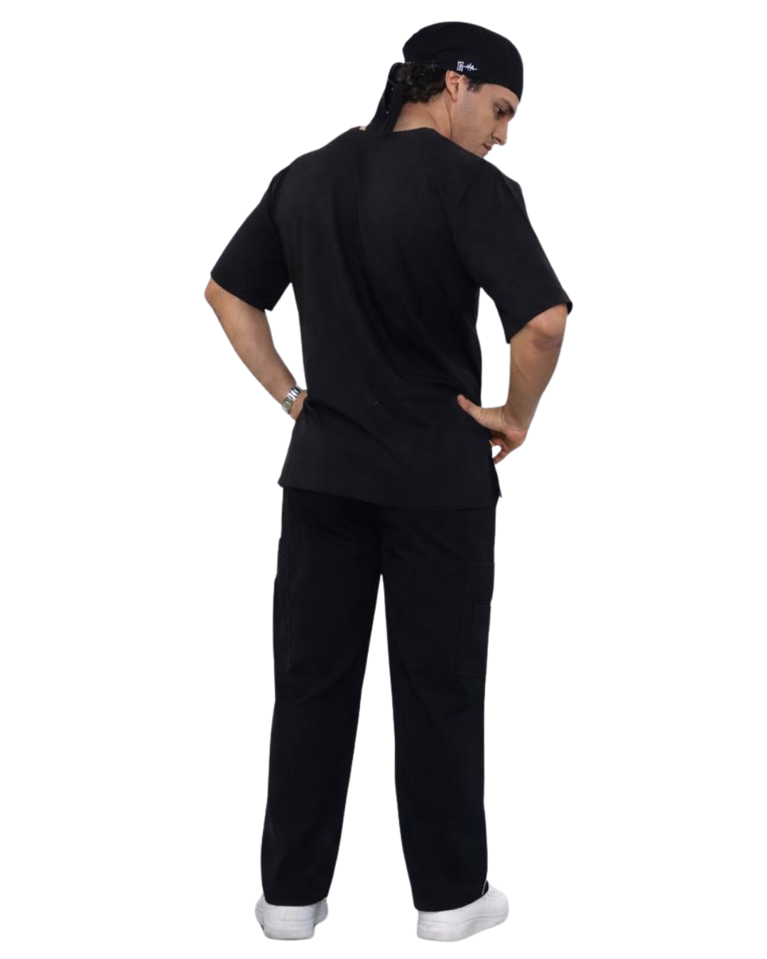 Profesional usando scrub Noir negro para caballero visto de la parte trasera de ISH Outfitters con ajuste moderno, durabilidad y confort premium.