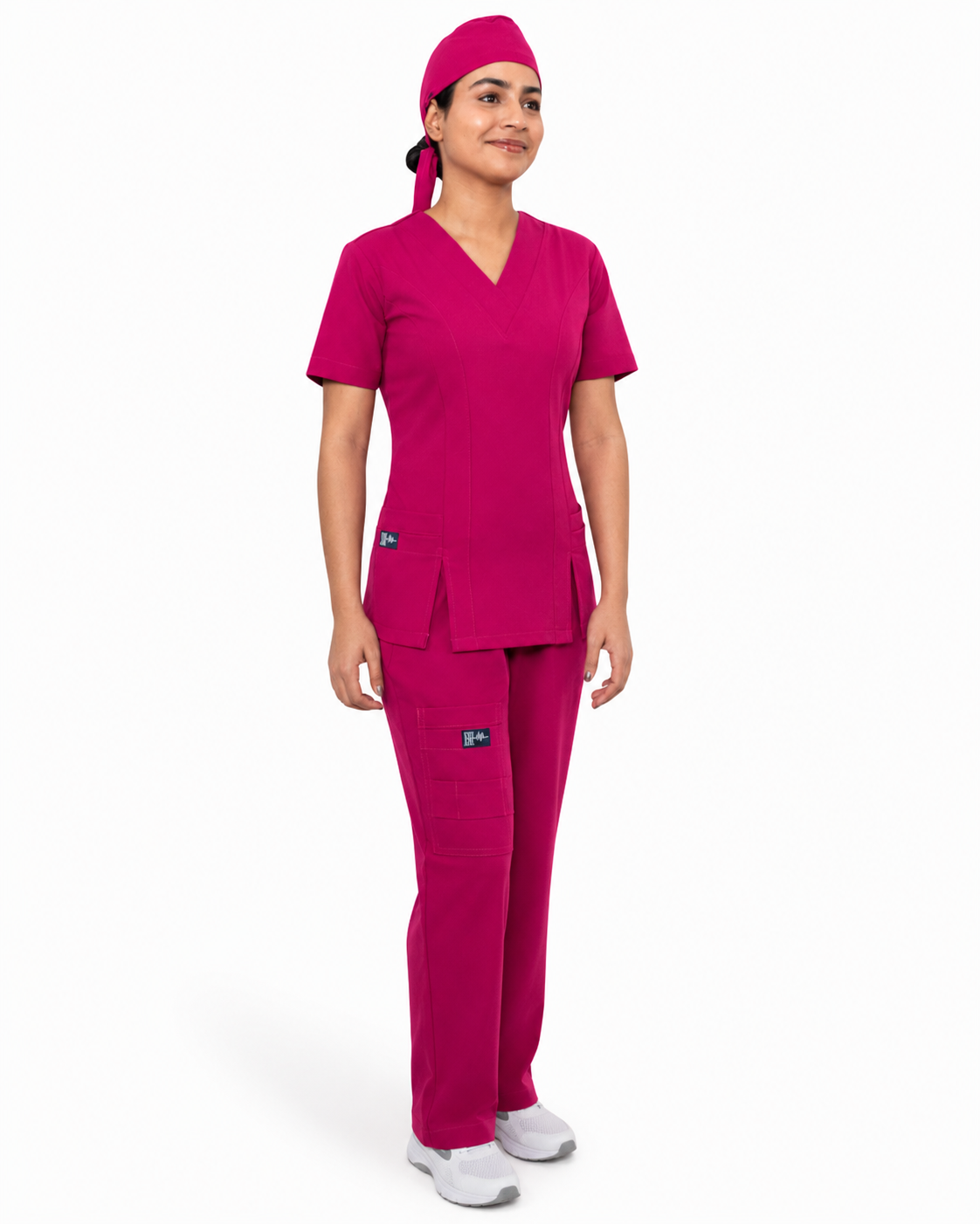 Mujer usando scrub color rosa mexicano y gorro quirúrgico de ISH Outfitters.