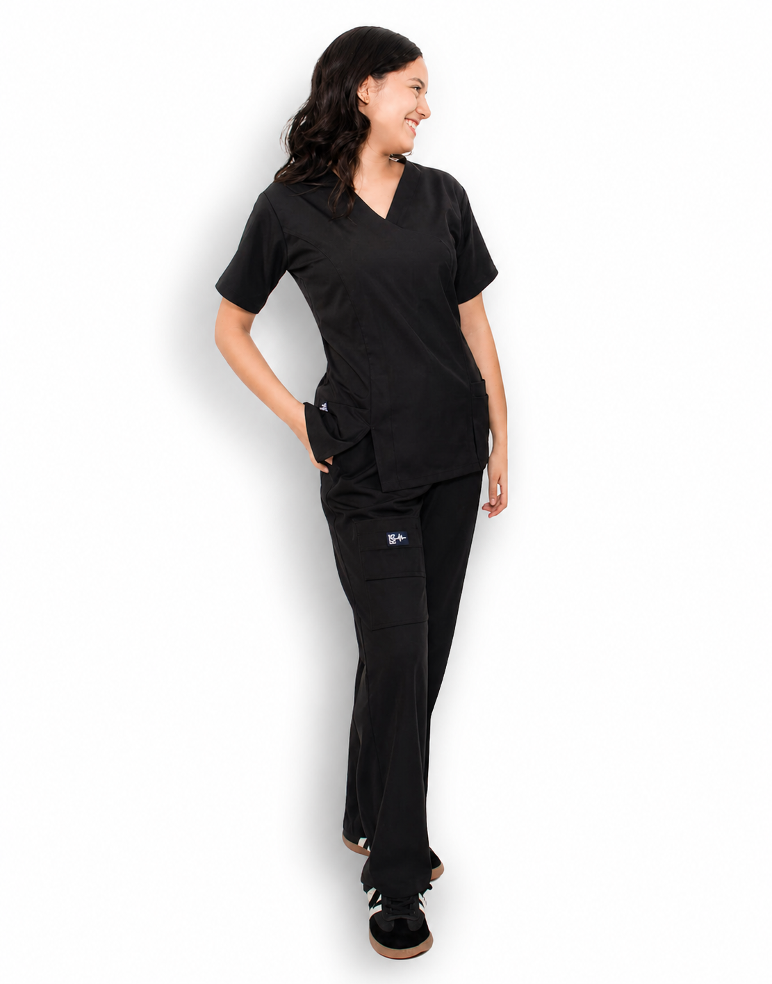Uniforme médico negro para mujer de ISH Outfitters con diseño profesional, ajuste favorecedor y tejido de alto rendimiento.